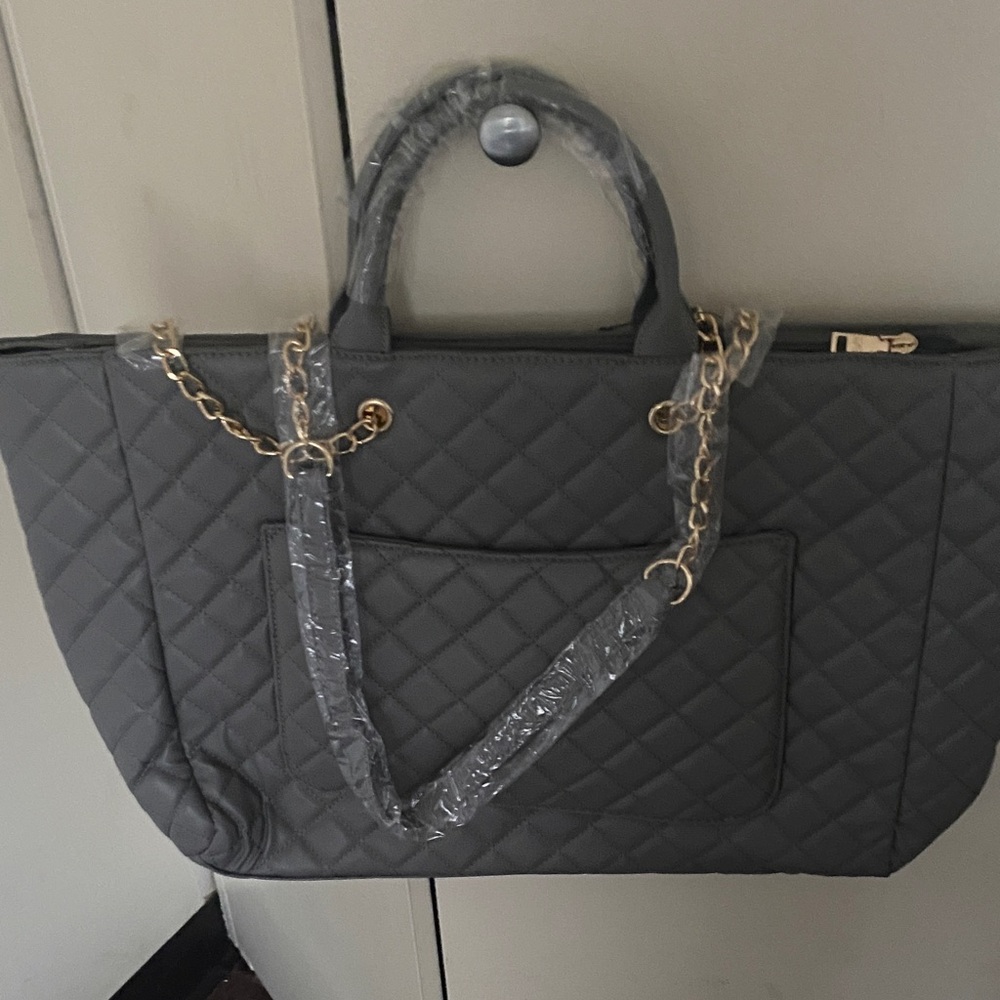 Chic Gray Quilted Tote Bag with Gold Accents - Picture 3 of 6